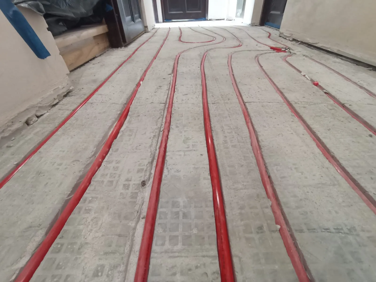 Frezowanie pod ogrzewanie podłogowe Józefów – 110 m², widok ogólny instalacji podłogówki