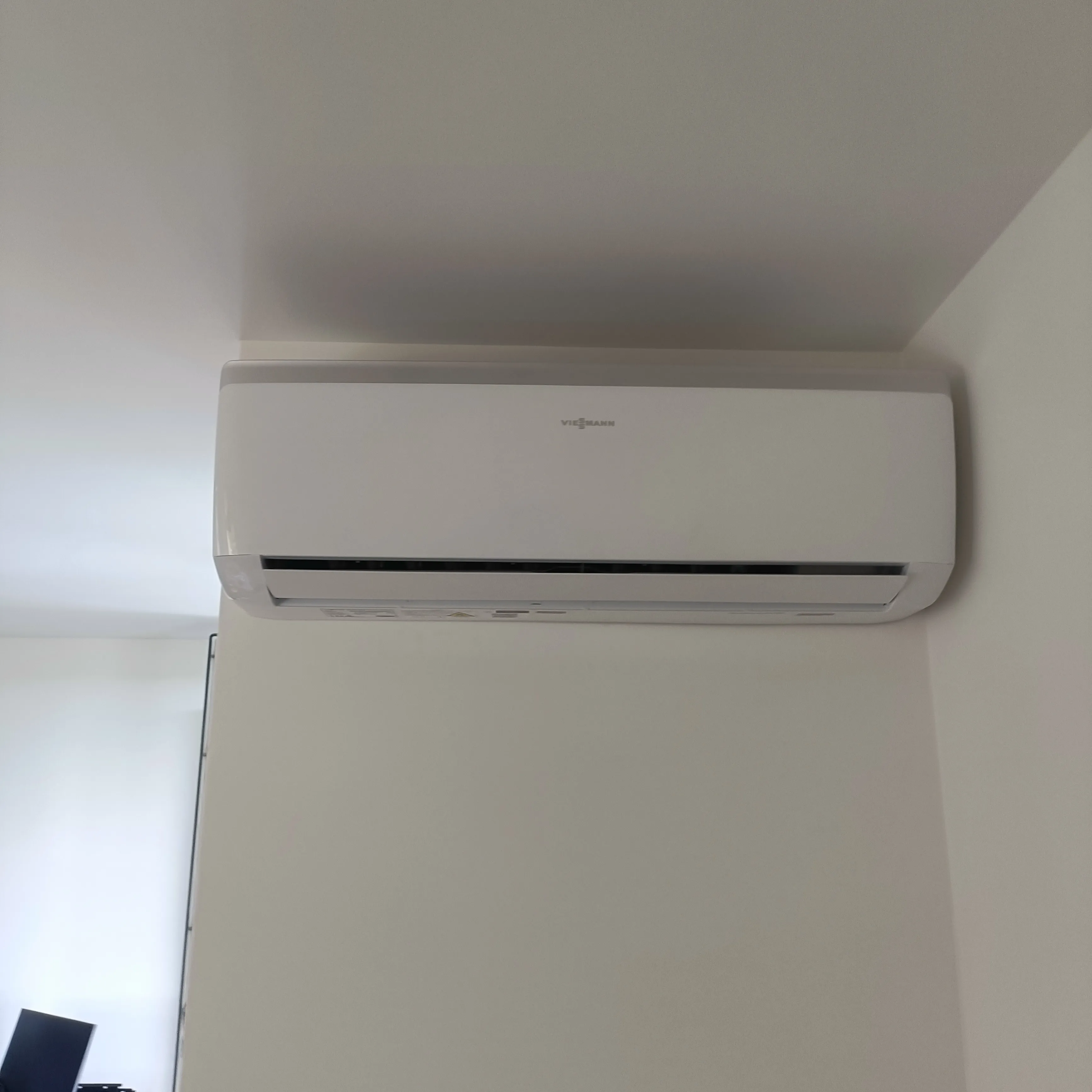 Montaż klimatyzacji Viessmann Warszawa Mokotów – jednostka wewnętrzna w salonie 35 m²