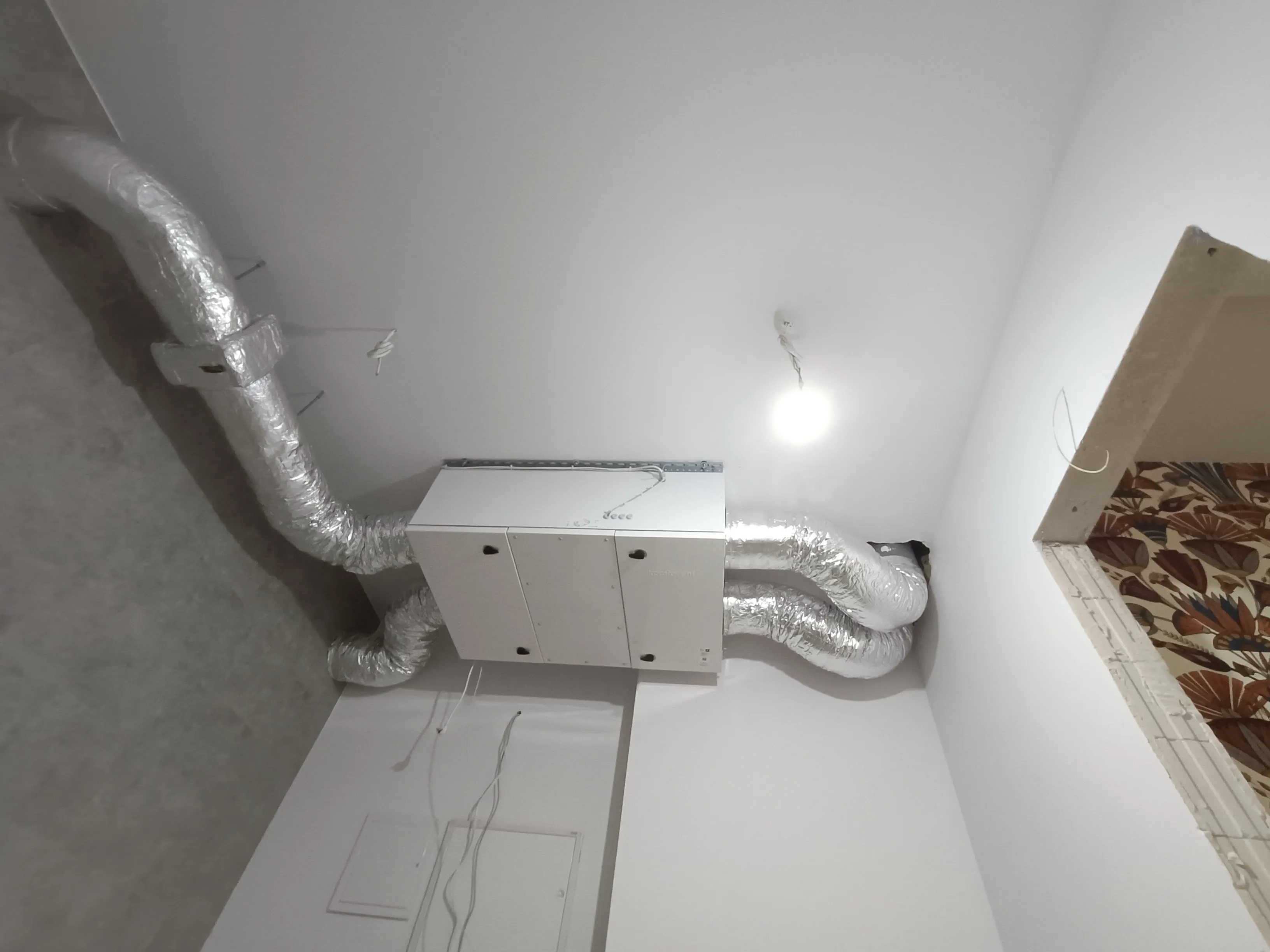 Montaż rekuperacji Komfovent Domekt Warszawa Ochota – centrala podwieszana w domu 120 m²